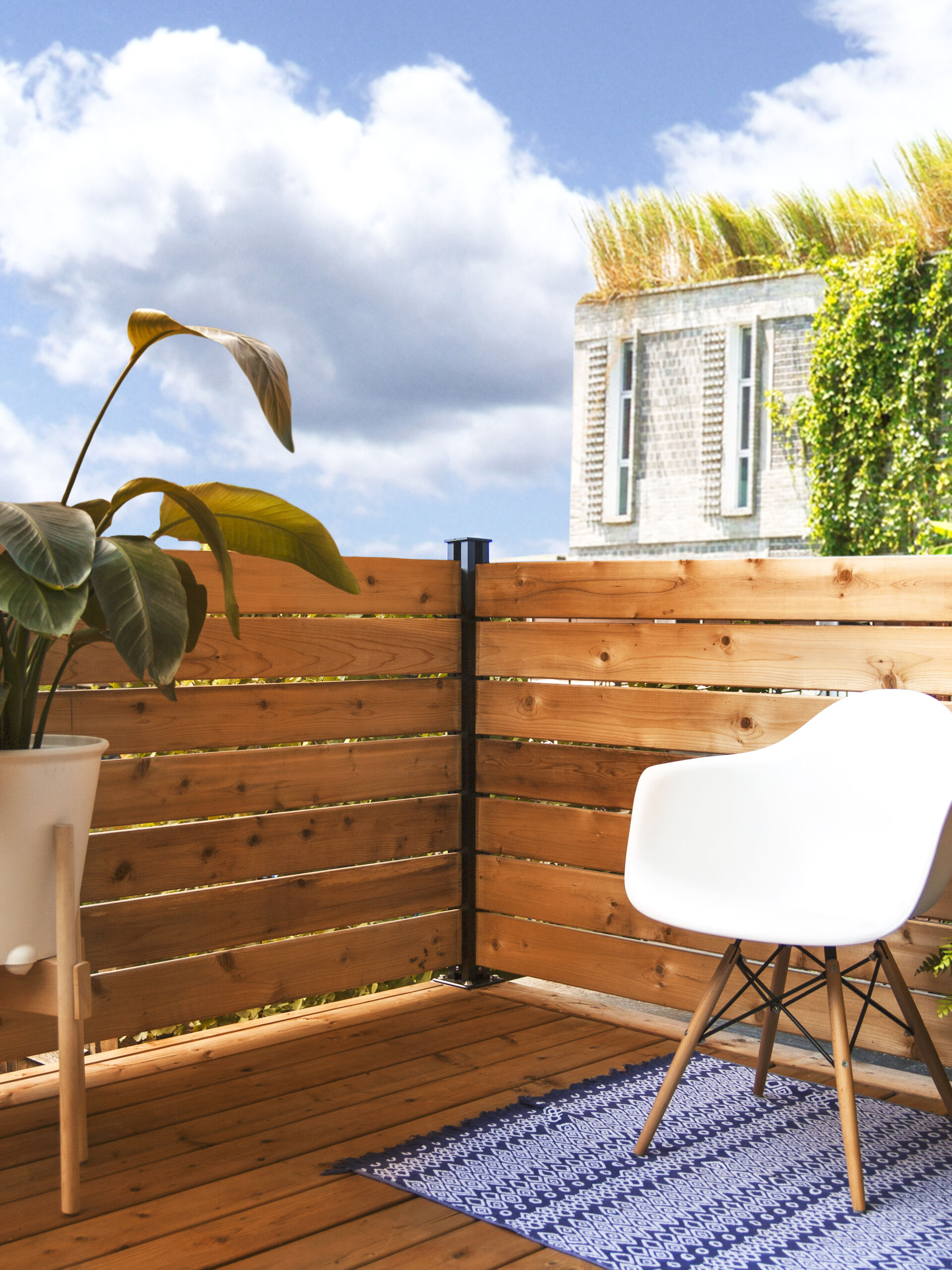 kitb4-beautyshot HOFT 44" Post Kit installed as a contemporary wood privacy fence for a balcony and outdoor living space.